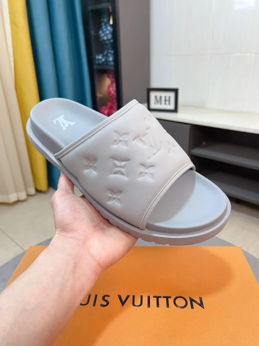 Men's shoes 💰360🌹🌹 (lv-Louis Vuitton) new men's sandals, high-end boutique, exquisite embossed logo decoration on the upper, fine workmanship, super soft soles, casual, loose and comfortable, a must-have in summer! \nsize：38-44